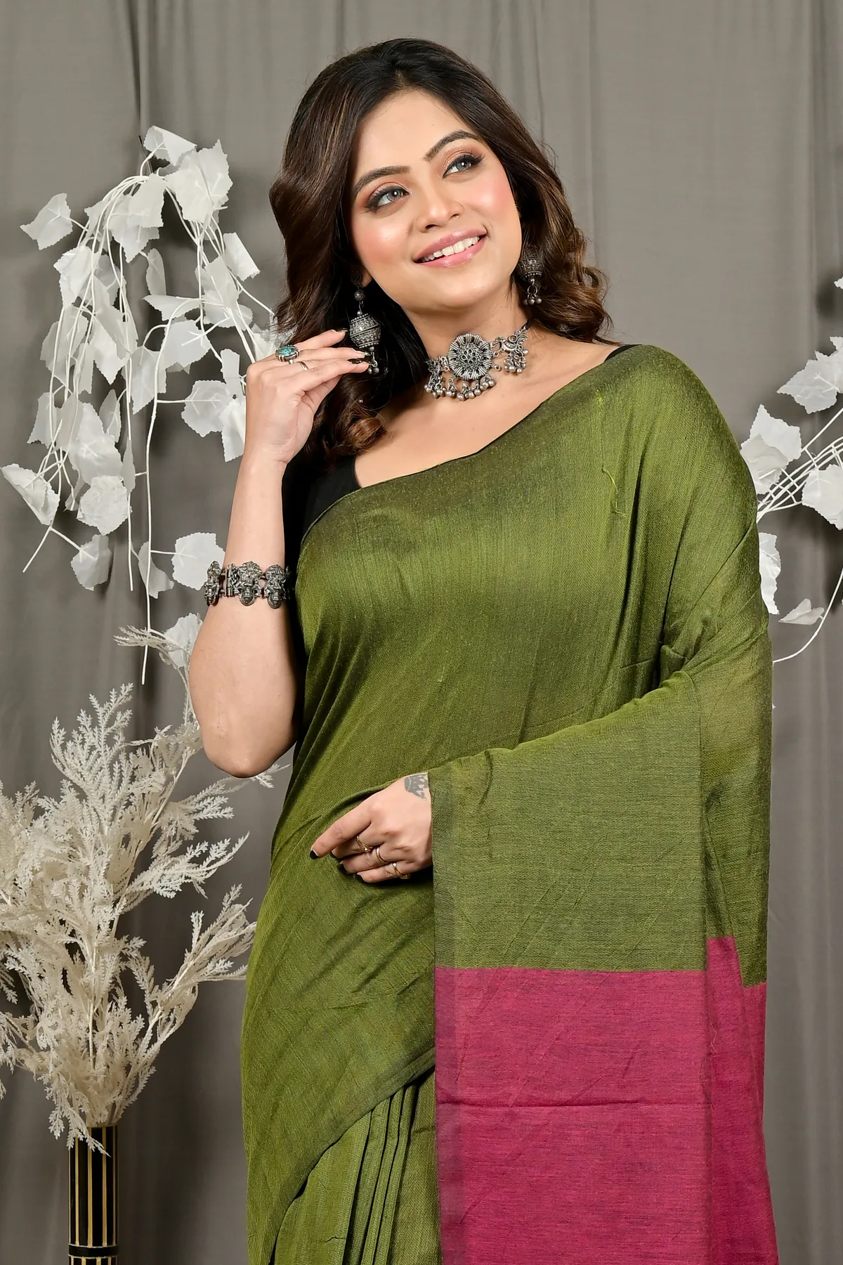 DipDiya Pure Cotton Mehendi Green ThanKhaditu Elegance in Every Weave Handloom Sarees