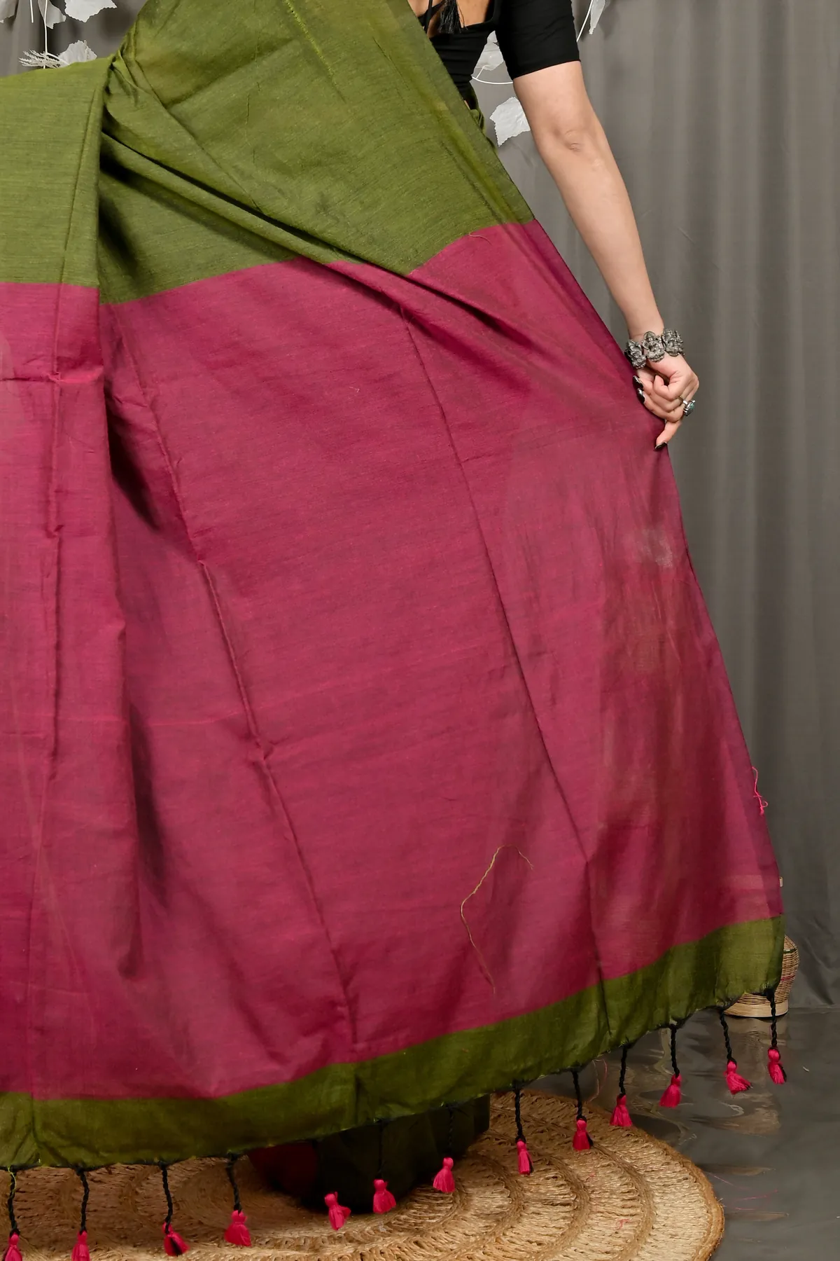 DipDiya Pure Cotton Mehendi Green ThanKhaditu Elegance in Every Weave Handloom Sarees