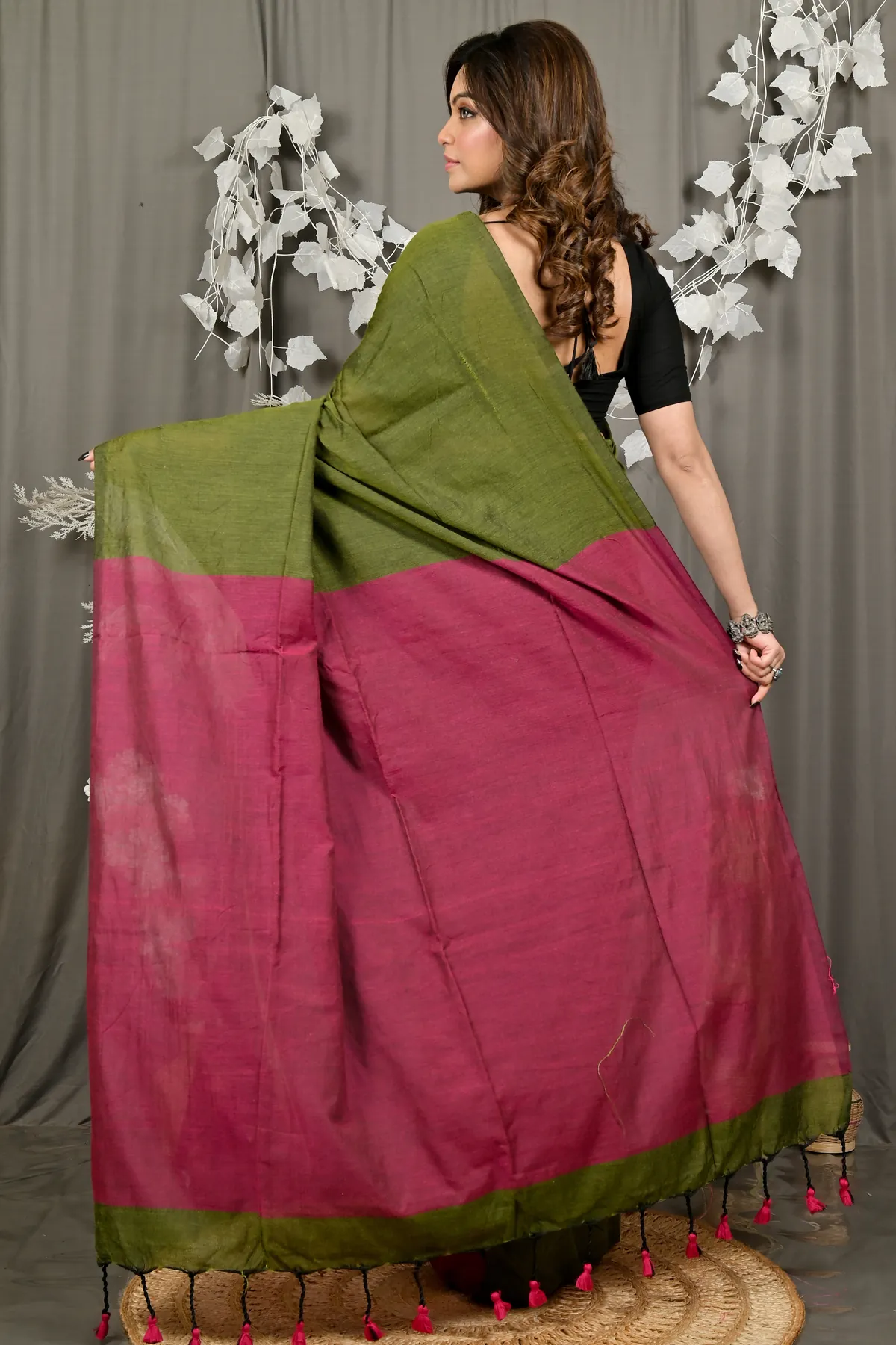 DipDiya Pure Cotton Mehendi Green ThanKhaditu Elegance in Every Weave Handloom Sarees