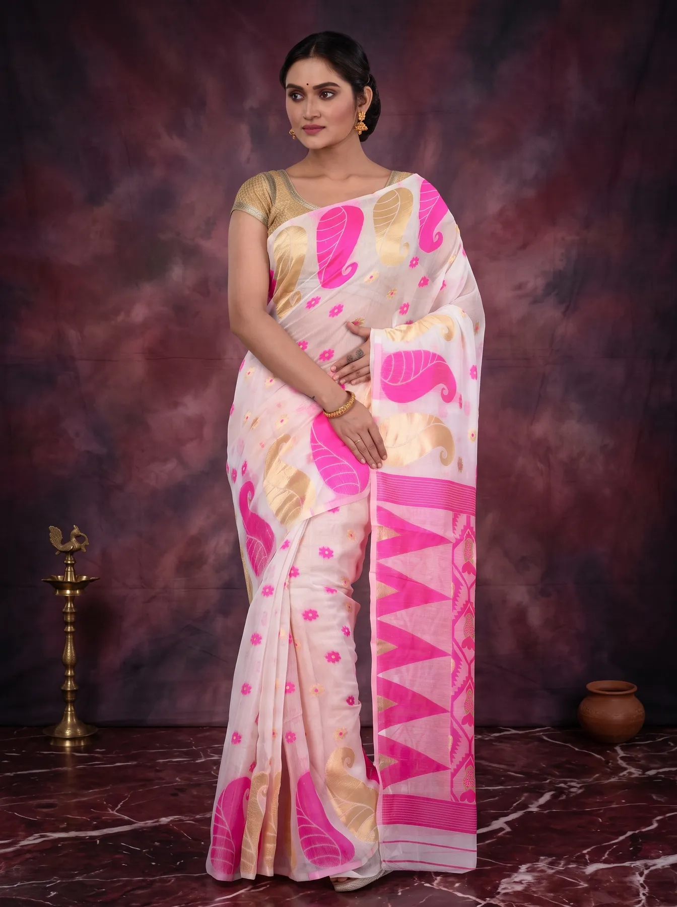 DipDiya Pure Cotton Pink Amachal Jmdni Elegance in Every Weave Jamdani Sarees