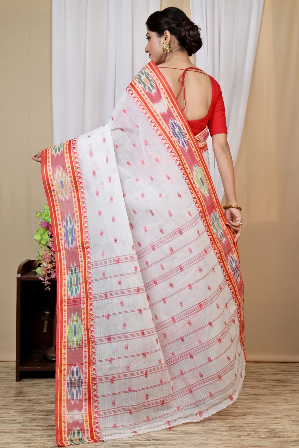 DipDiya Pure Cotton Red and White Hema Elegance in Every Weave Tant Sarees
