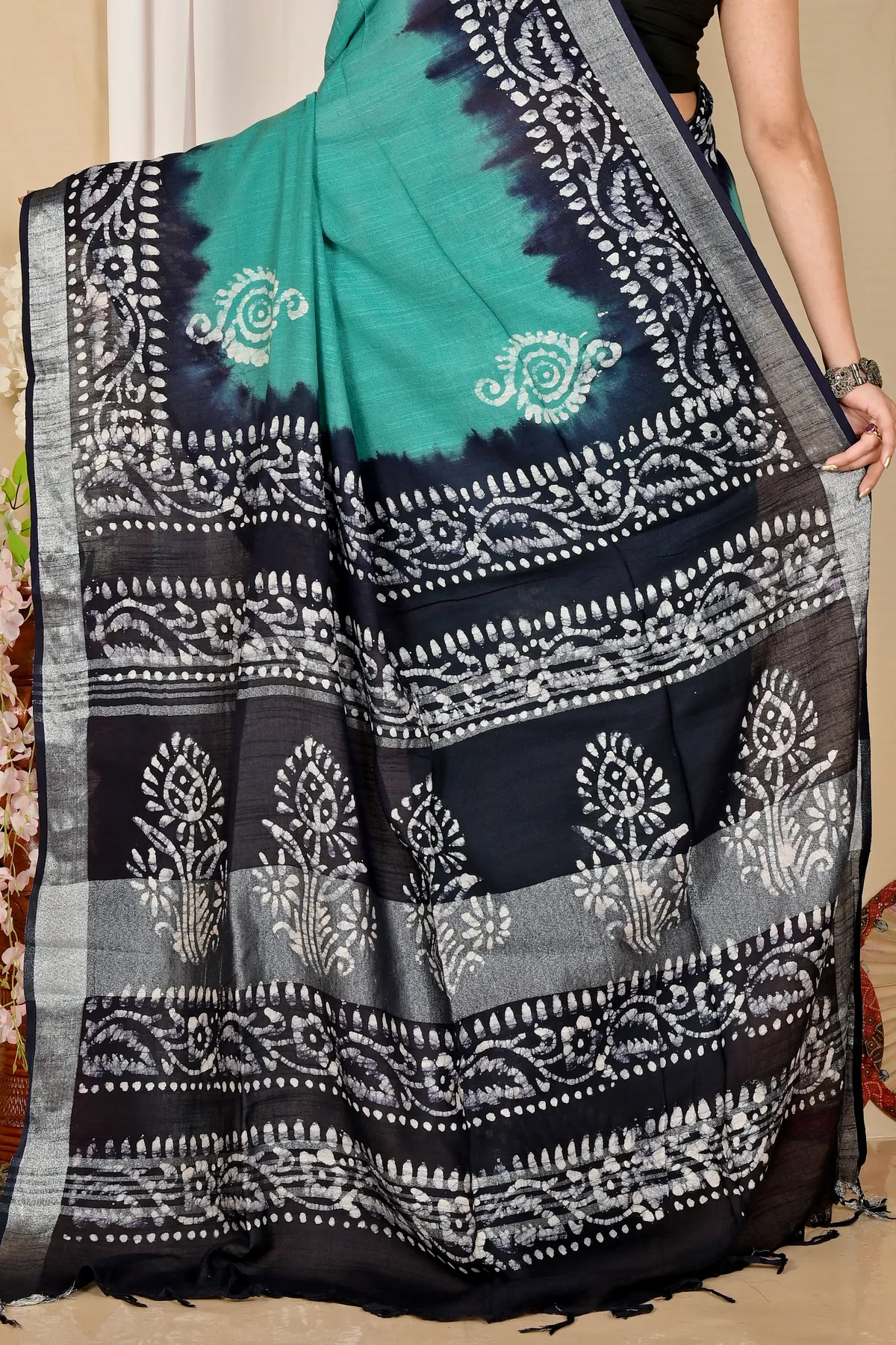 DipDiya Pure Cotton Sky Blue Batika Classic Bengali Batik Print Sarees