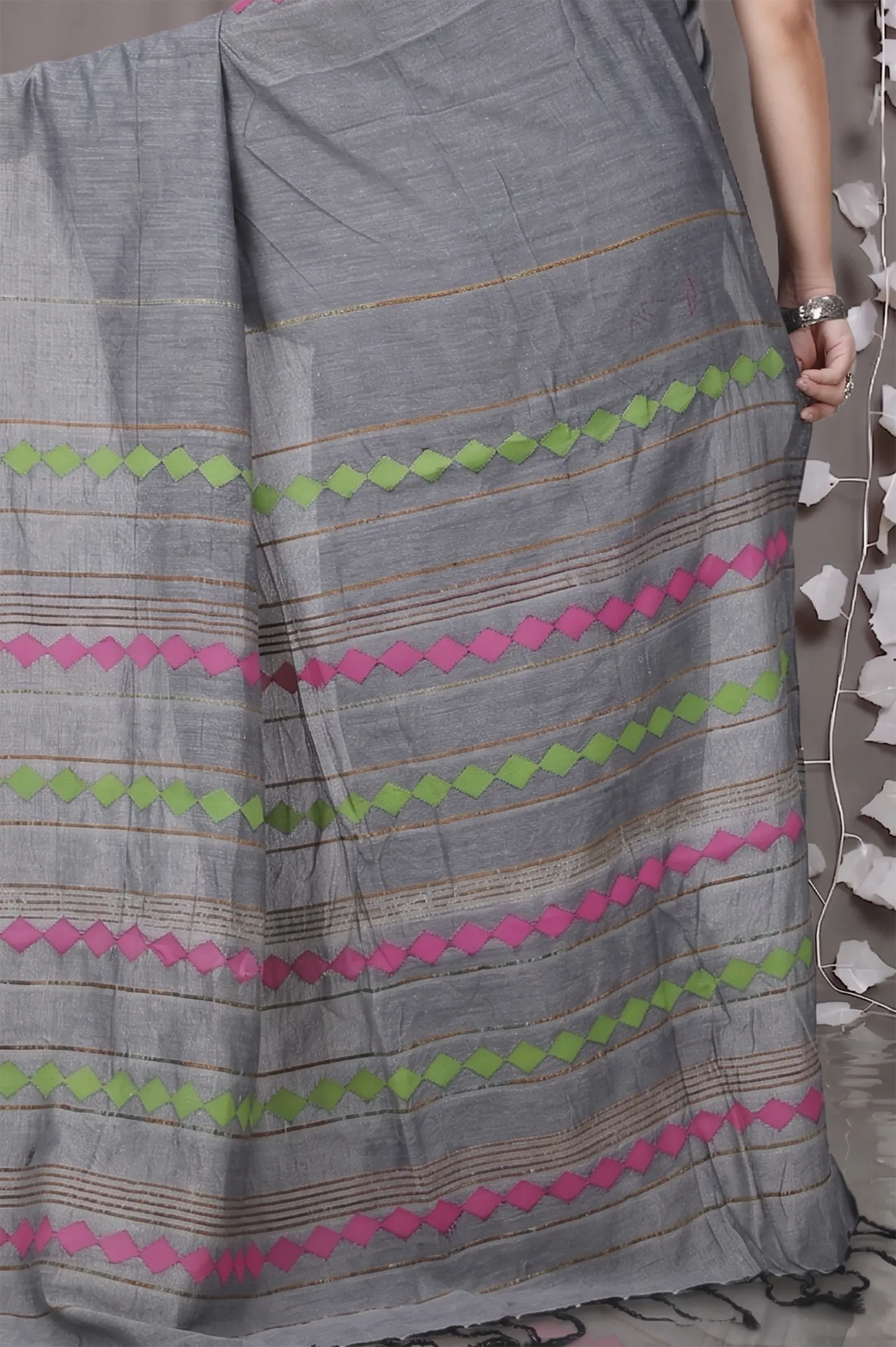 DipDiya Pure Cotton  Traditional Bengali Grey Artisan Crafted Tika Applique Saree