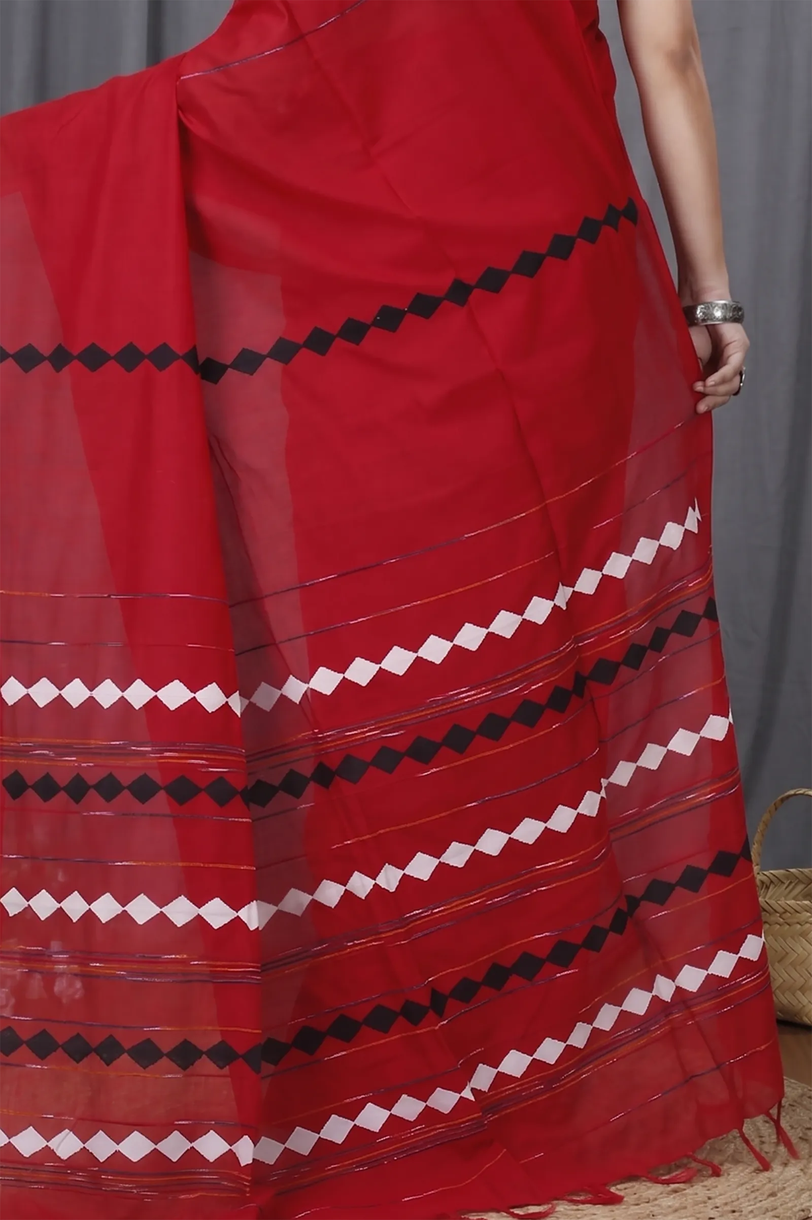 DipDiya Pure Cotton  Traditional Bengali Red Artisan Crafted Tika Applique Saree