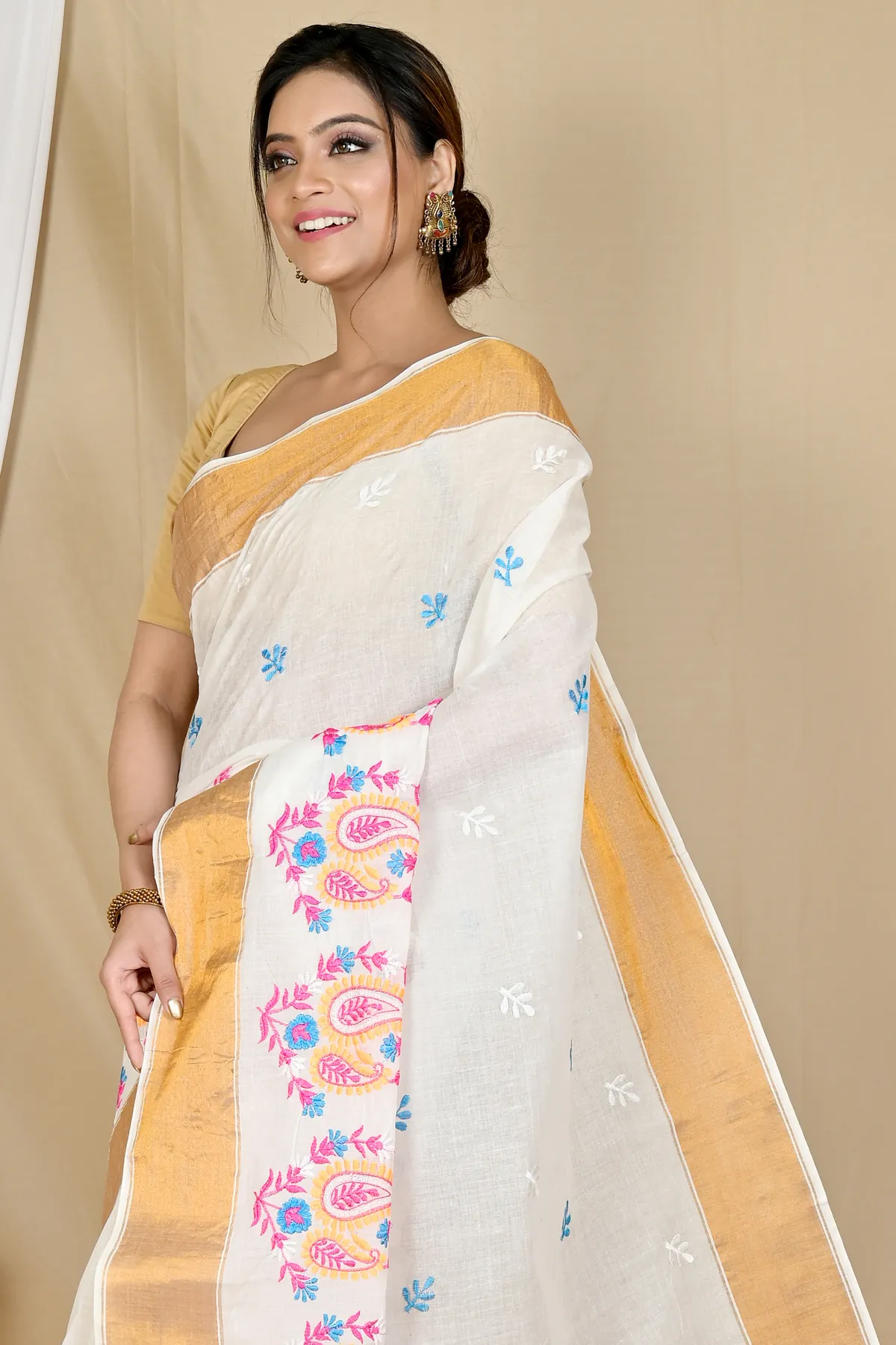 DipDiya Pure Cotton White Askiti Bengal’s Tradition Embroidery Tant Sarees