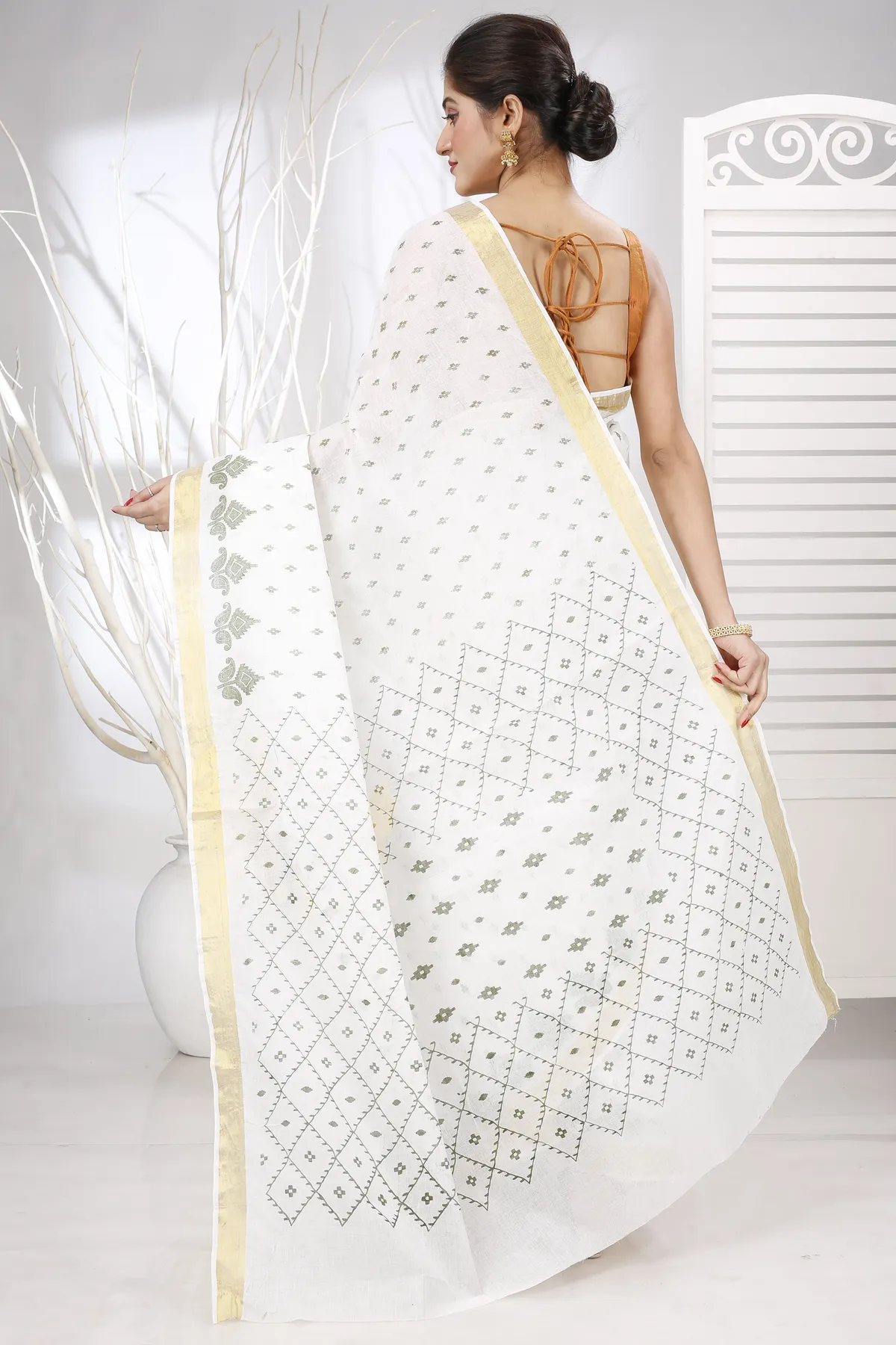 DipDiya Pure Cotton White Green Ekant Print Crafted in Bengal Printed Tant Sarees