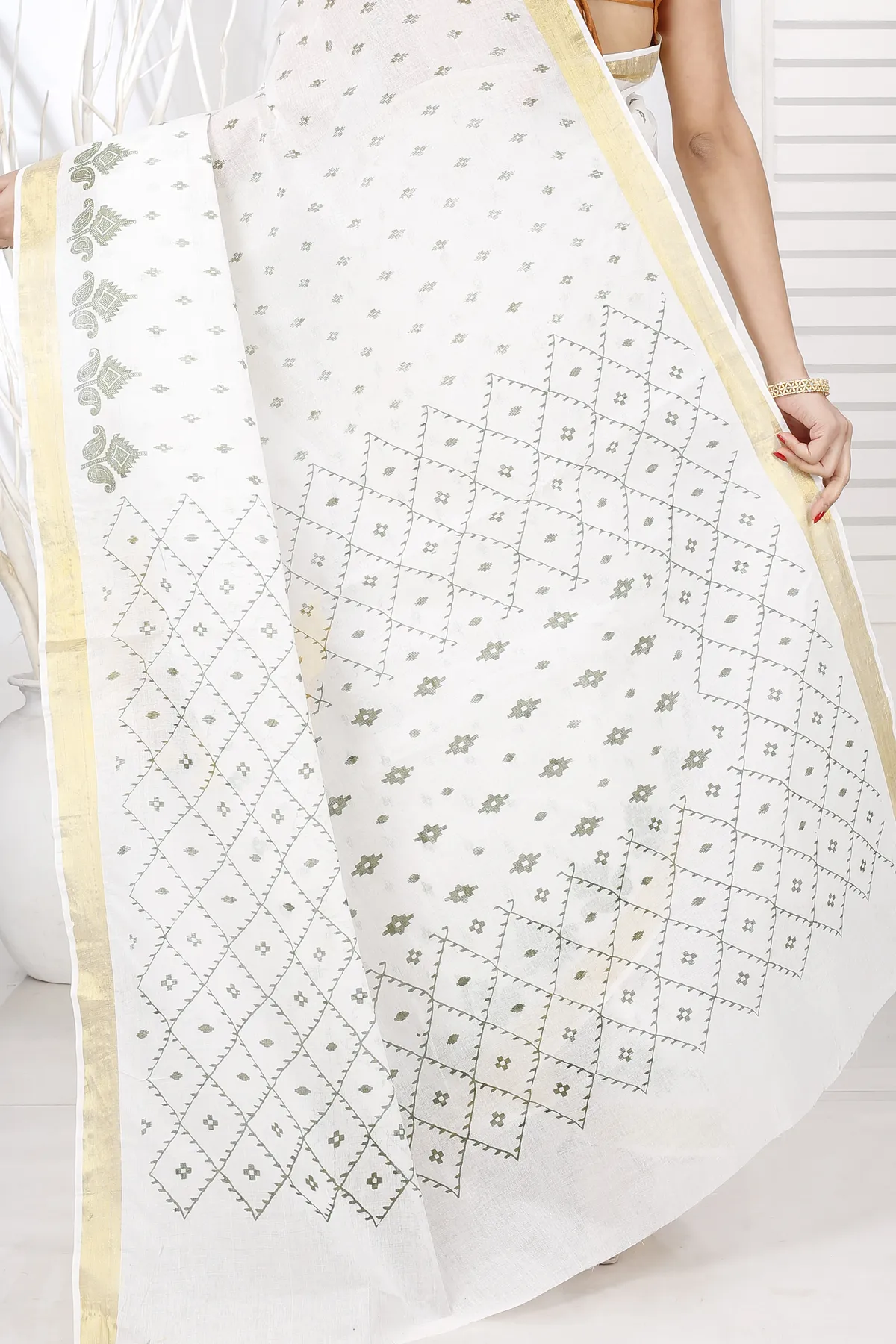 DipDiya Pure Cotton White Green Ekant Print Crafted in Bengal Printed Tant Sarees