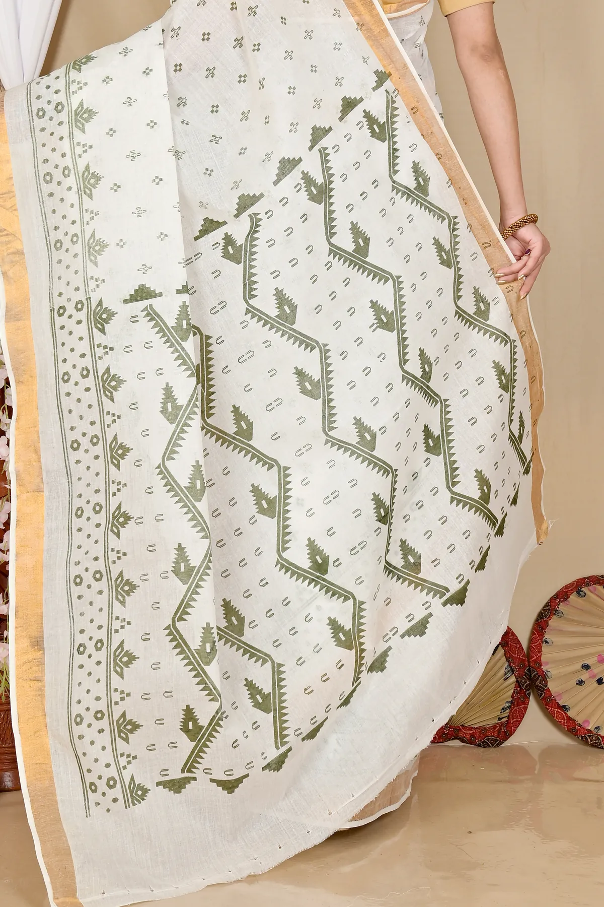 DipDiya Pure Cotton White Green Ekta Print Classic Grace Printed Tant Sarees