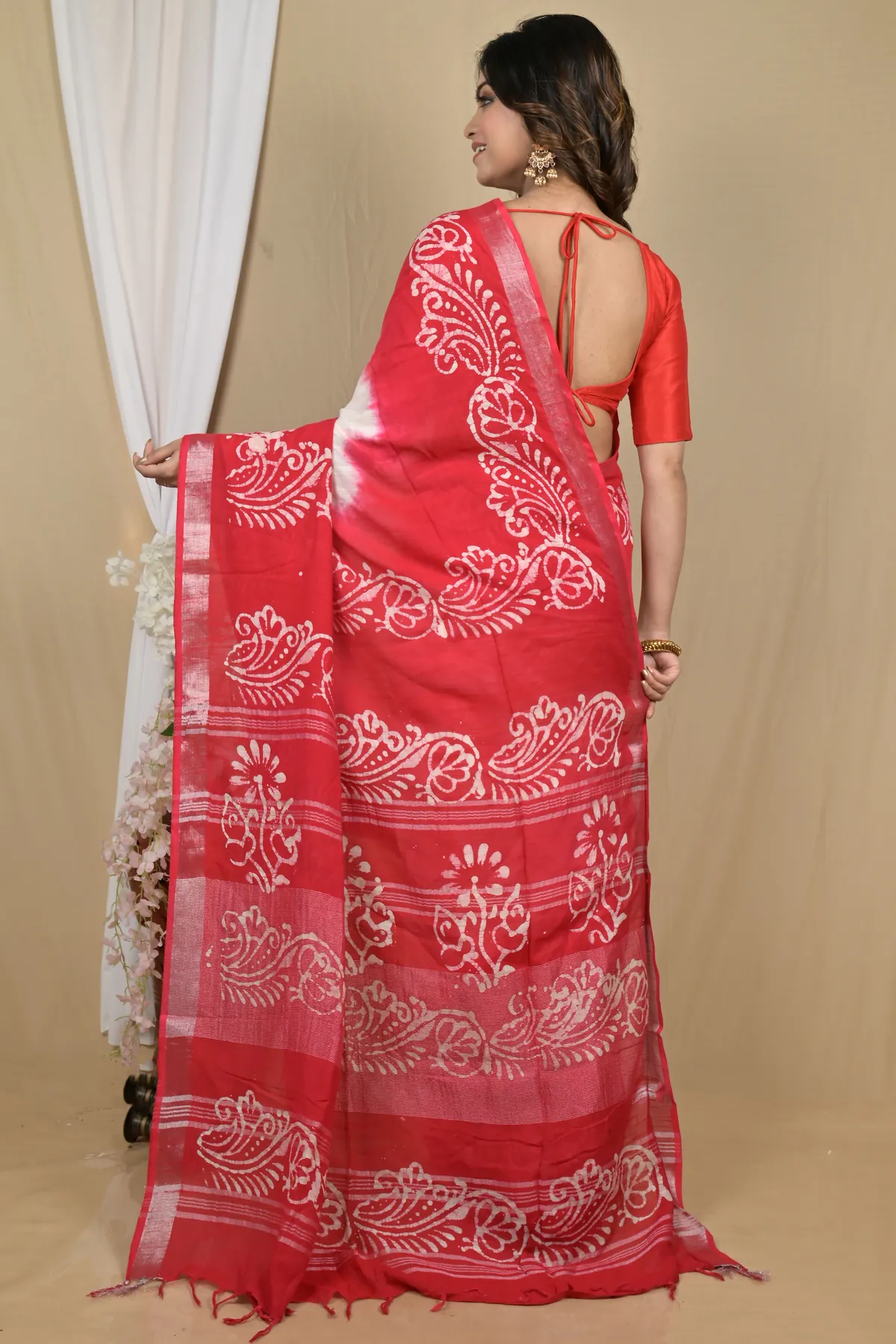DipDiya Pure Cotton White Pink Batikato Classic Bengali Batik Print Sarees