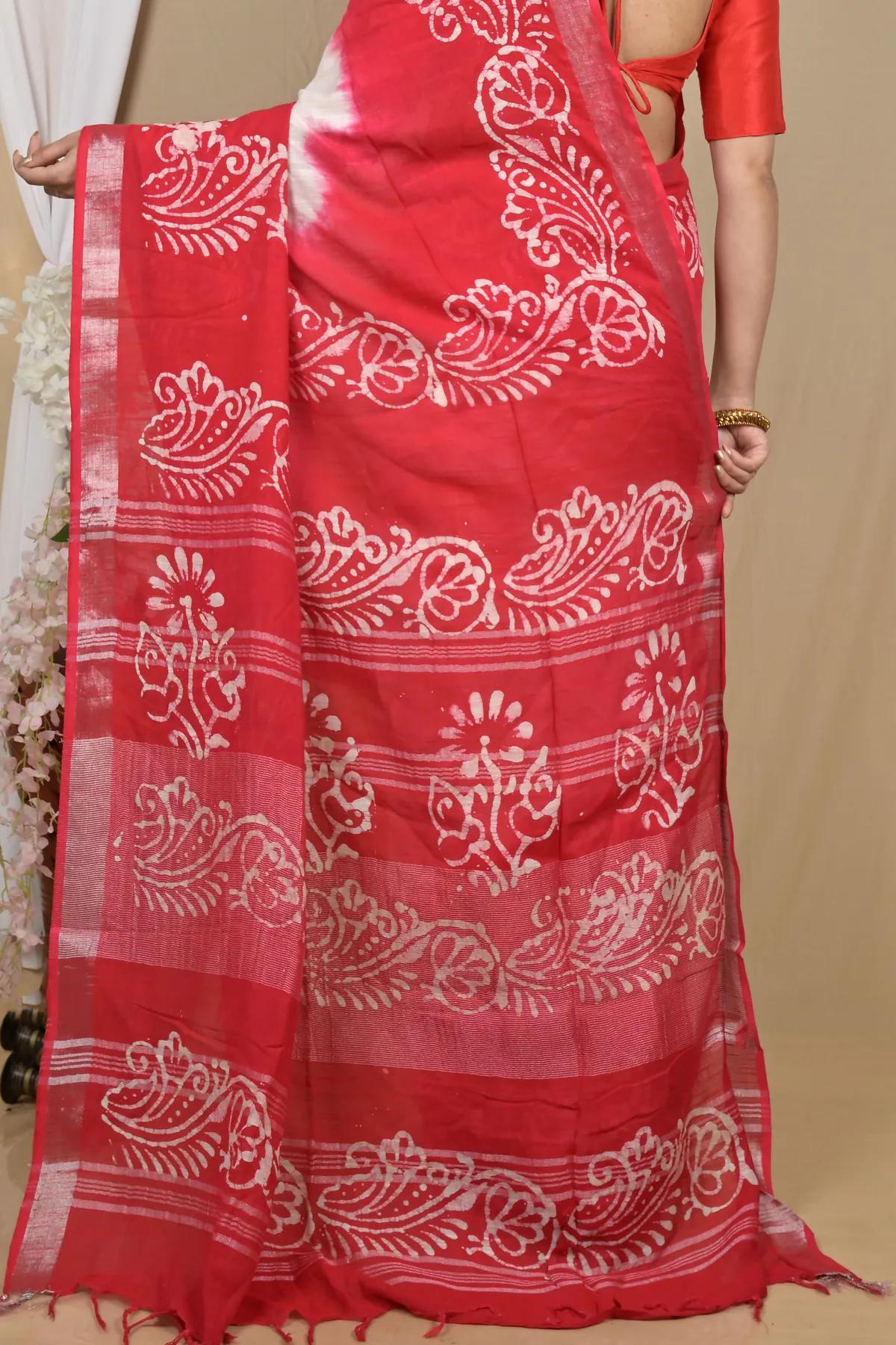 DipDiya Pure Cotton White Pink Batikato Classic Bengali Batik Print Sarees