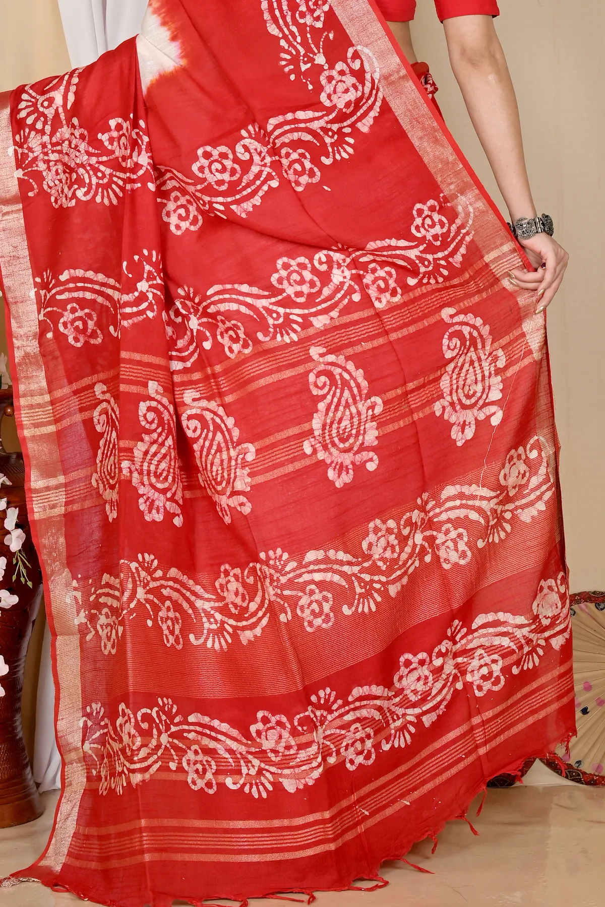 DipDiya Pure Cotton White Red Batika Classic Grace Batik Print Sarees