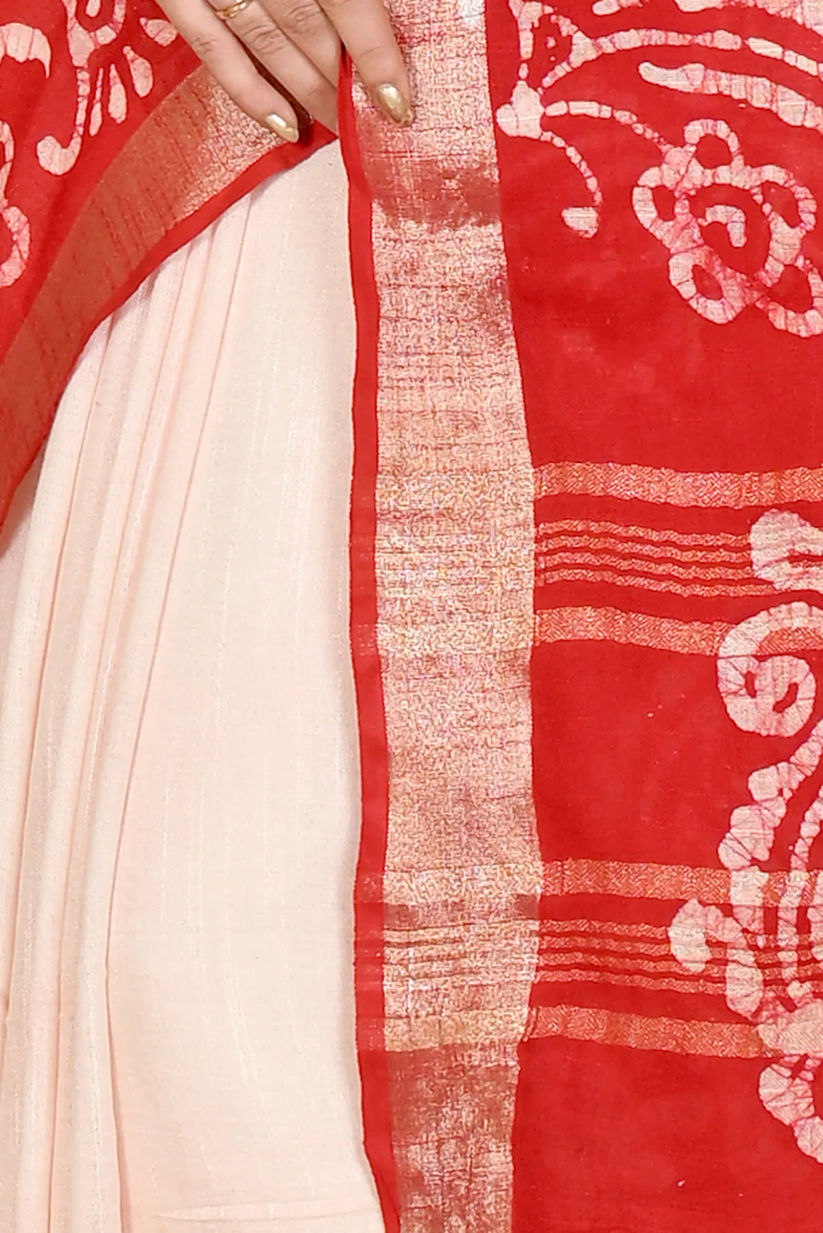 DipDiya Pure Cotton White Red Batika Classic Grace Batik Print Sarees