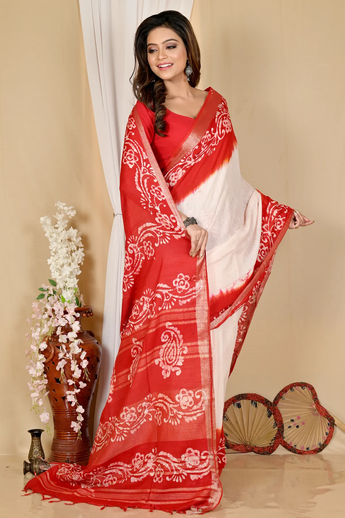 DipDiya Pure Cotton White Red Batika Classic Grace Batik Print Sarees
