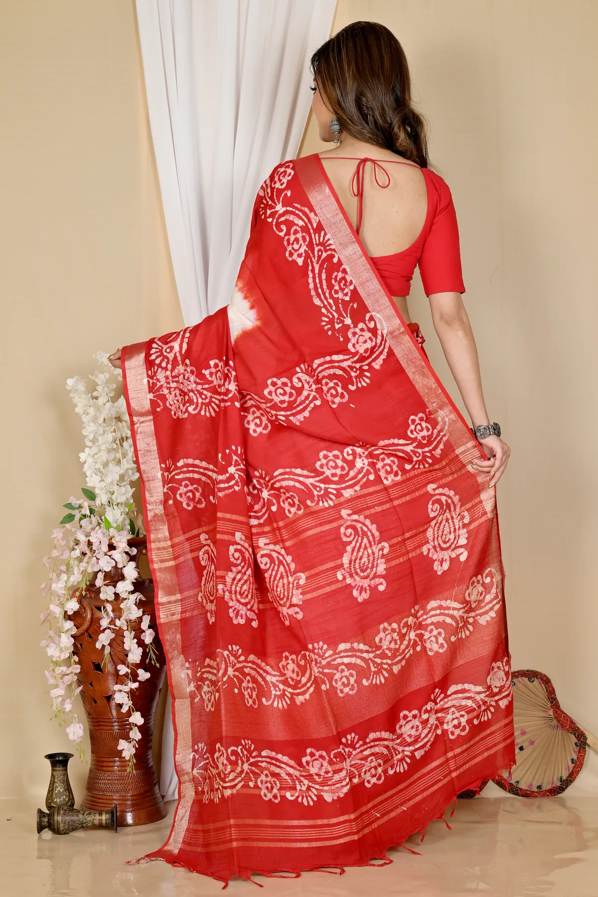 DipDiya Pure Cotton White Red Batika Classic Grace Batik Print Sarees