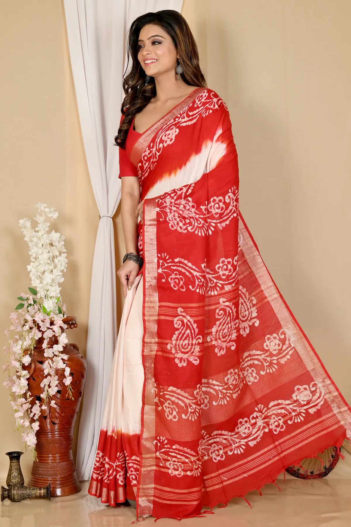 DipDiya Pure Cotton White Red Batika Classic Grace Batik Print Sarees