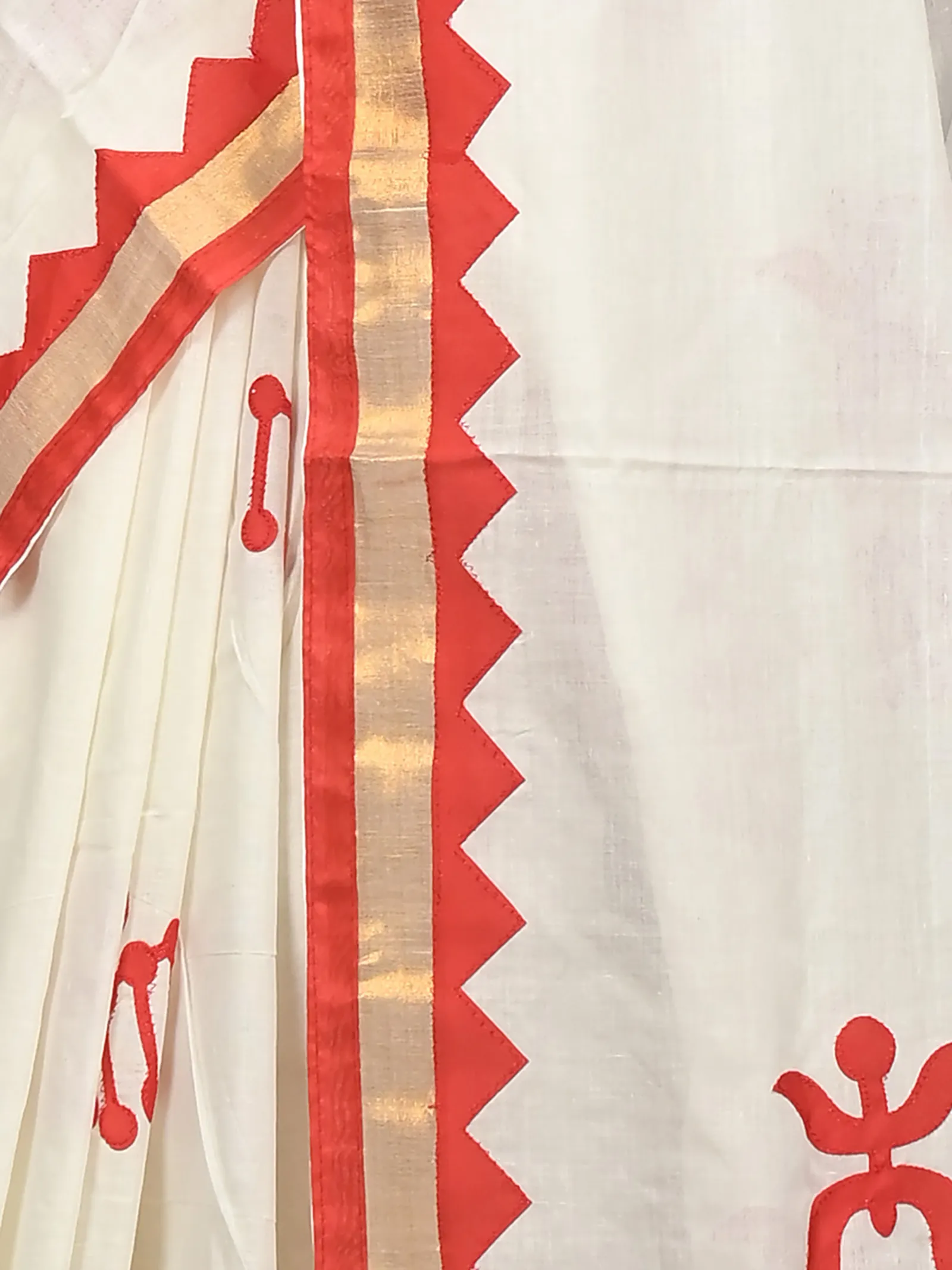 DipDiya Pure Cotton White Red Borma Effortless Tradition Handloom Sarees