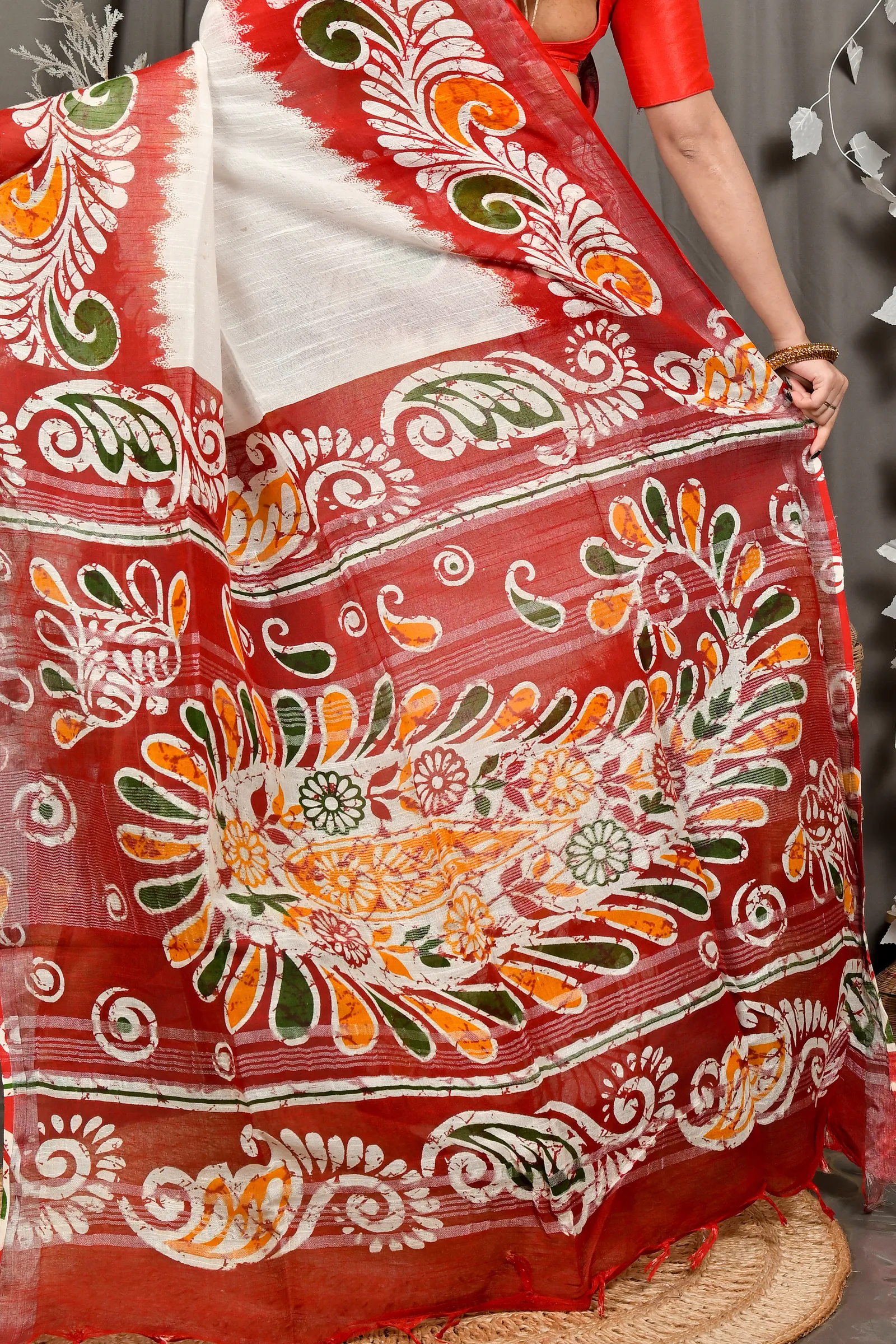 DipDiya Pure Cotton White Red Dinesi Handcrafted Elegance Batik Print Sarees