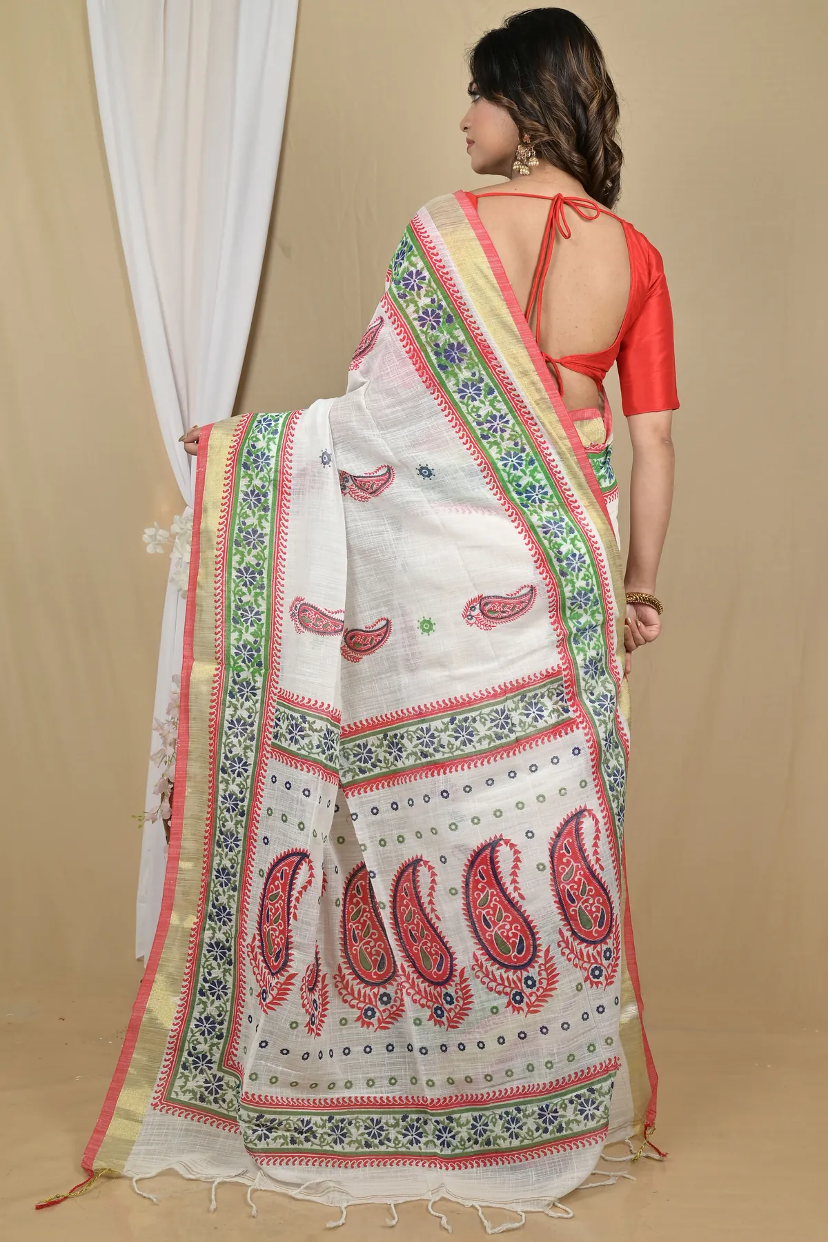 DipDiya Pure Cotton White Red Hilda Stories of Bengal Printed Handloom Sarees