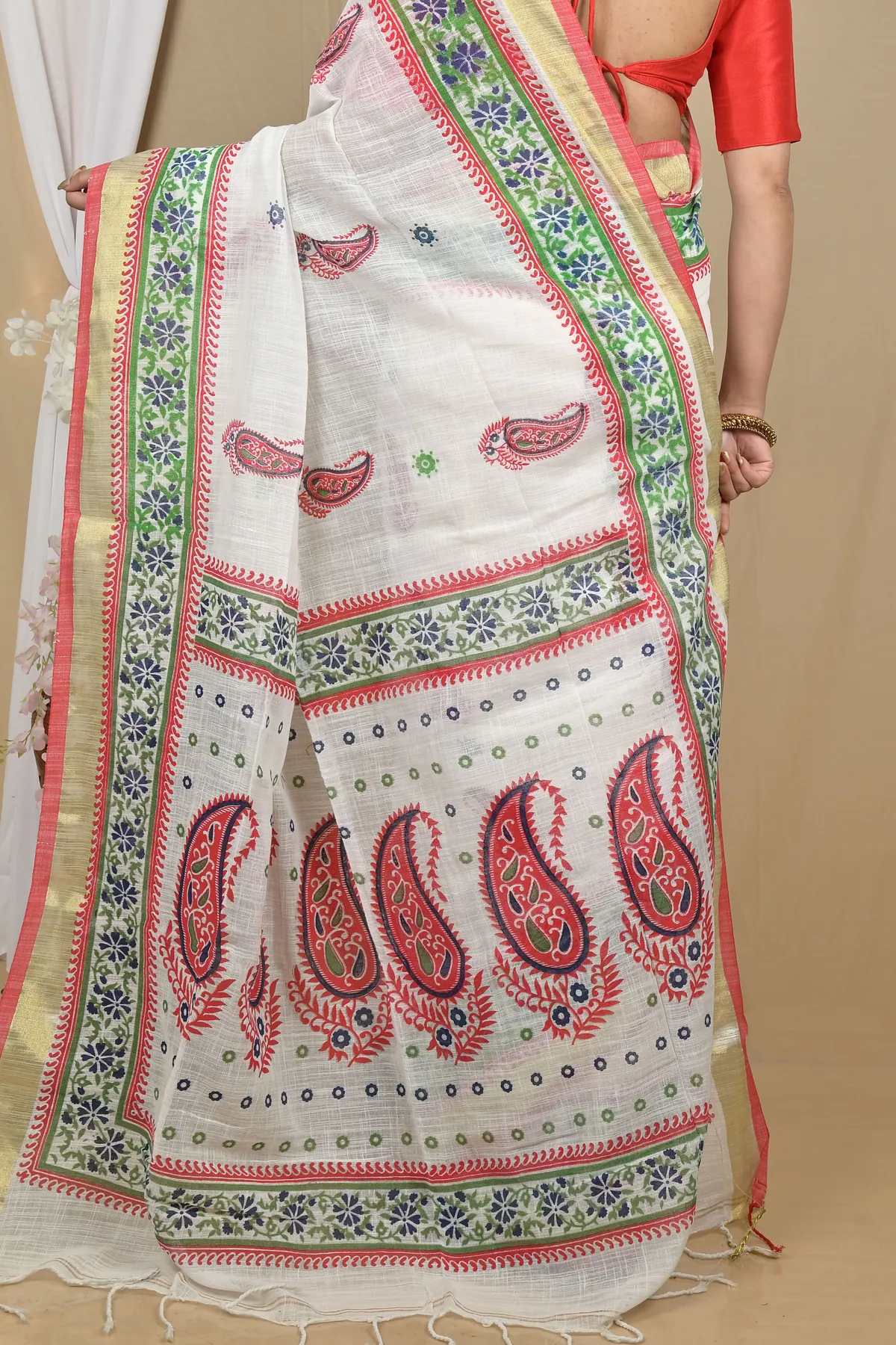 DipDiya Pure Cotton White Red Hilda Stories of Bengal Printed Handloom Sarees