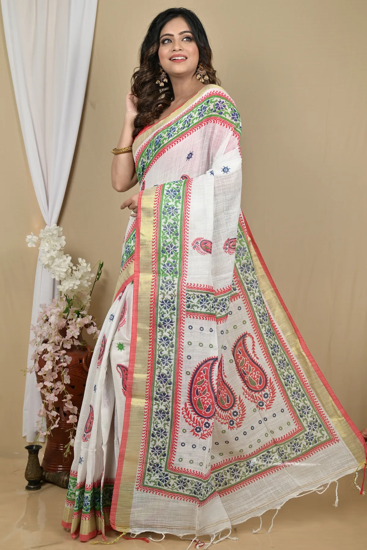 DipDiya Pure Cotton White Red Hilda Stories of Bengal Printed Handloom Sarees