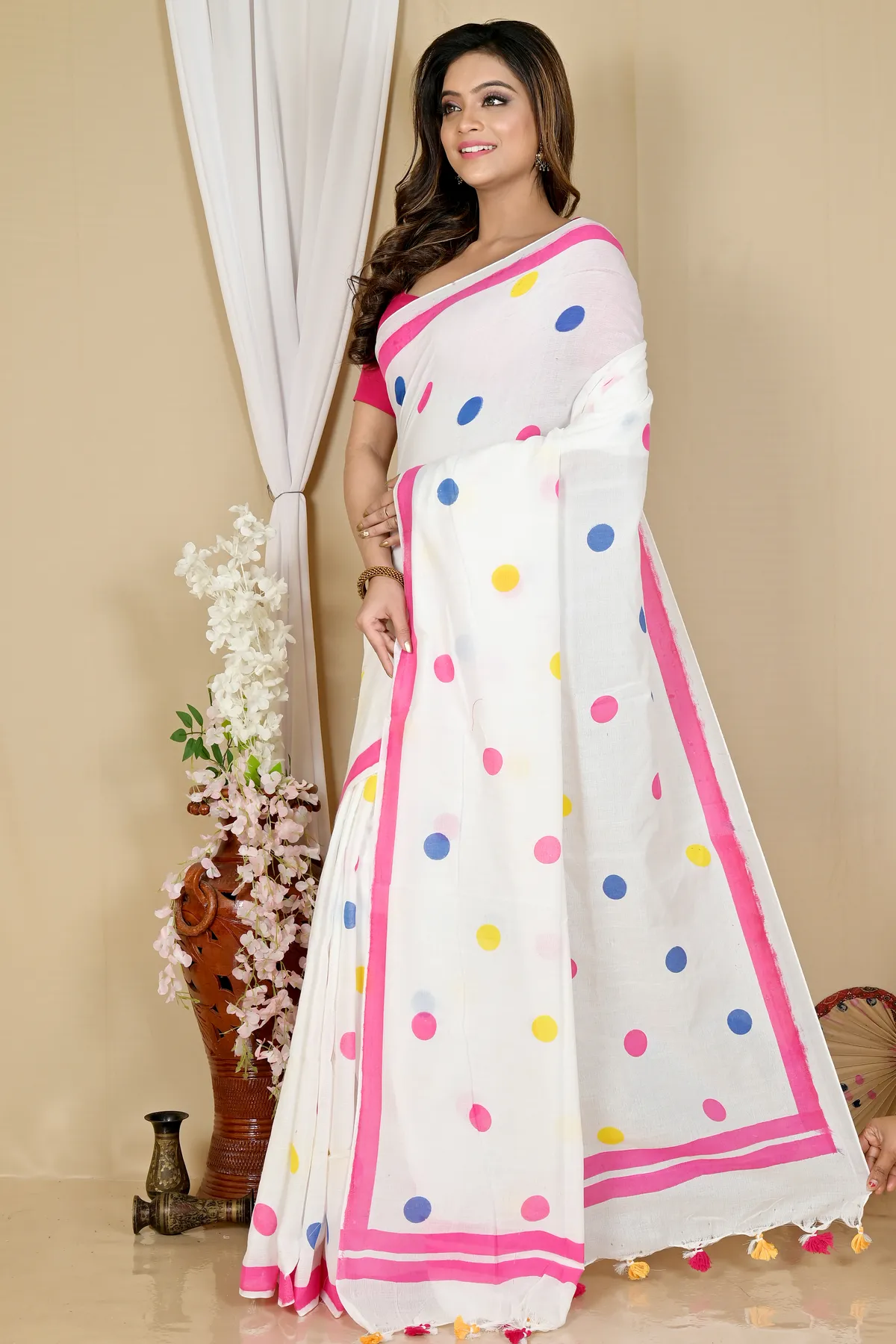 DipDiya Pure Cotton White Tip Elegance in Every Weave Handloom Sarees