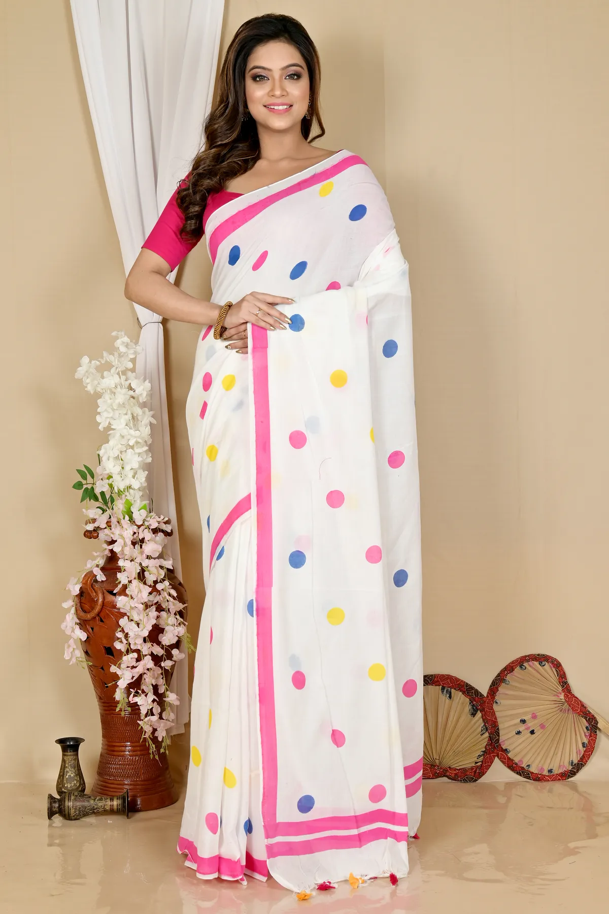 DipDiya Pure Cotton White Tip Elegance in Every Weave Handloom Sarees