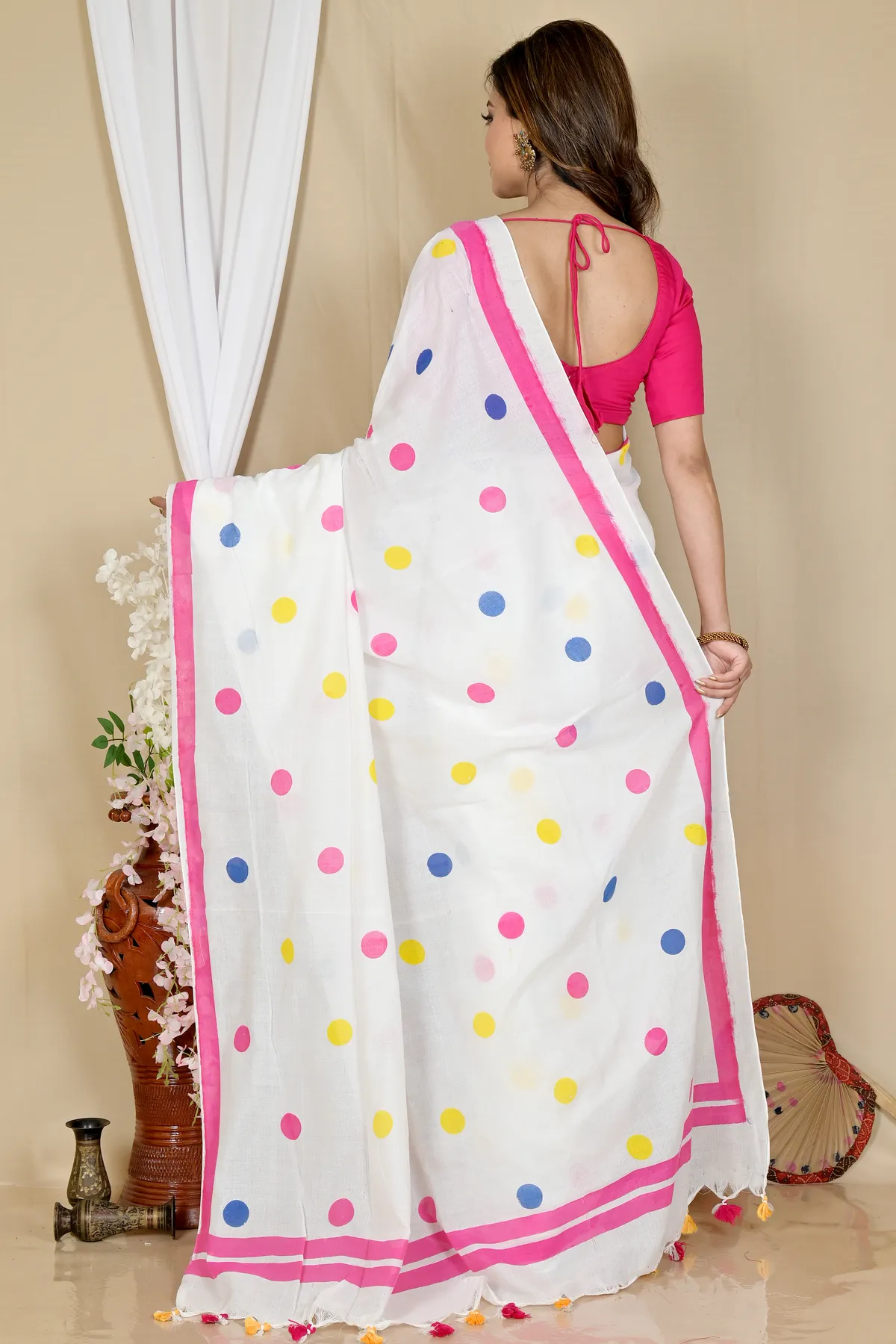 DipDiya Pure Cotton White Tip Elegance in Every Weave Handloom Sarees