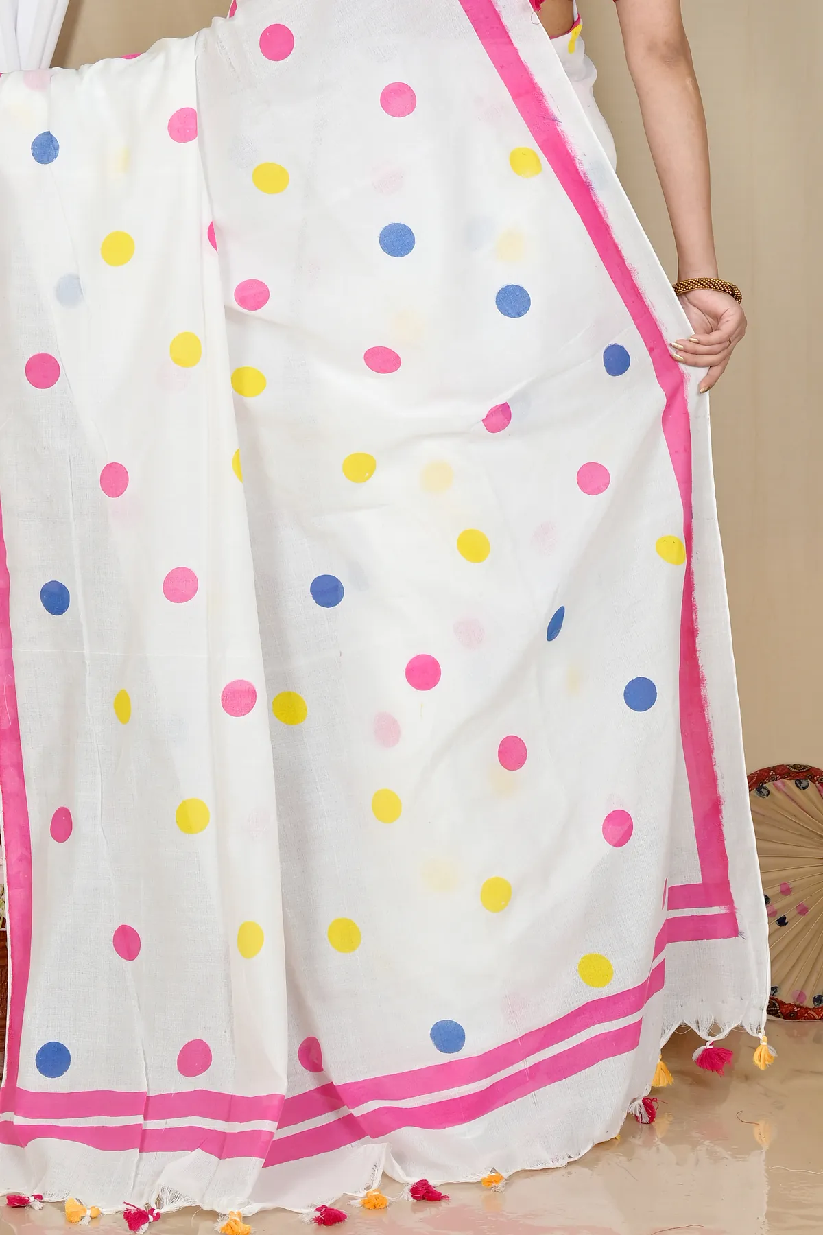 DipDiya Pure Cotton White Tip Elegance in Every Weave Handloom Sarees