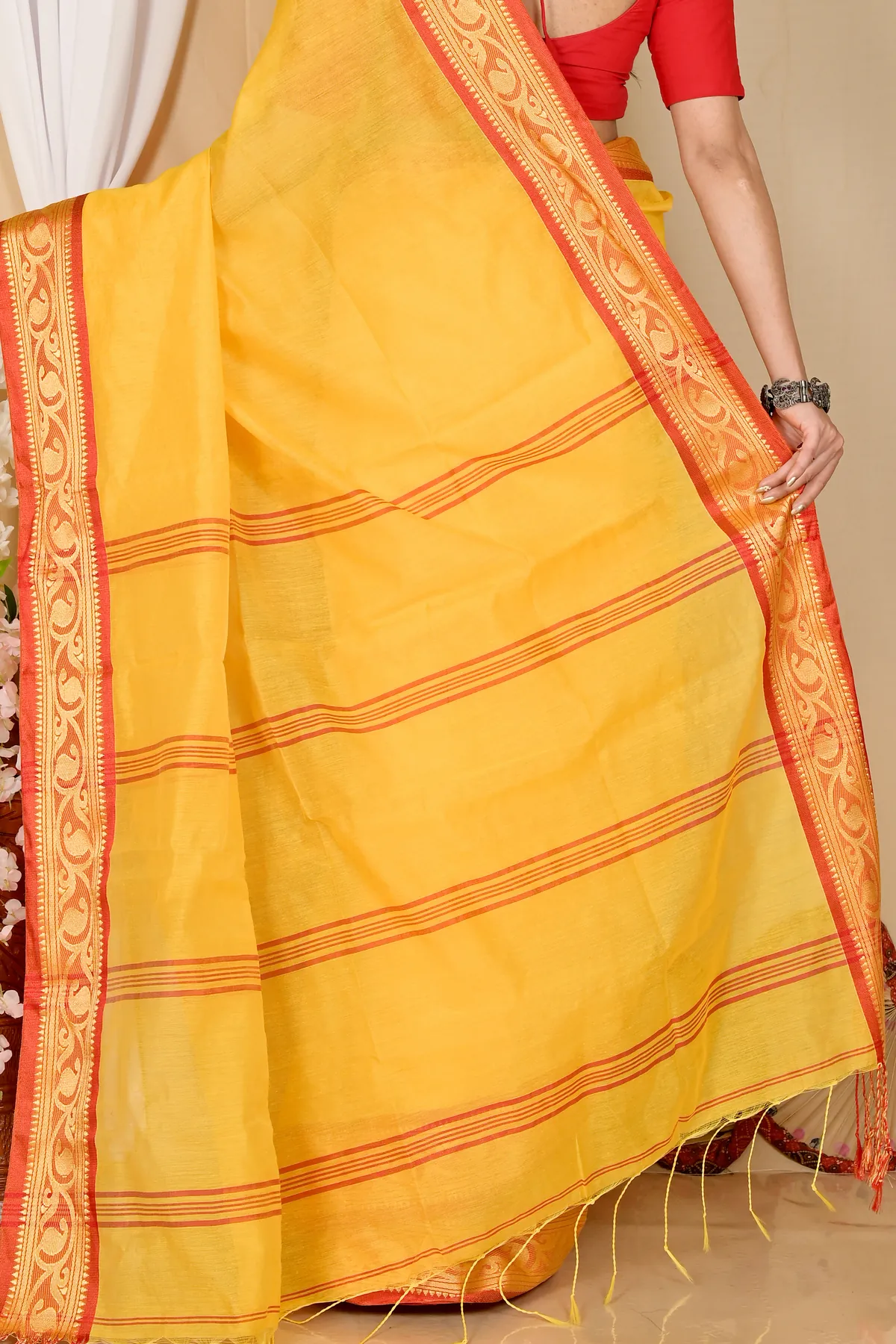 DipDiya Pure Cotton Yellow Nova Elegance in Every Weave Handloom Sarees
