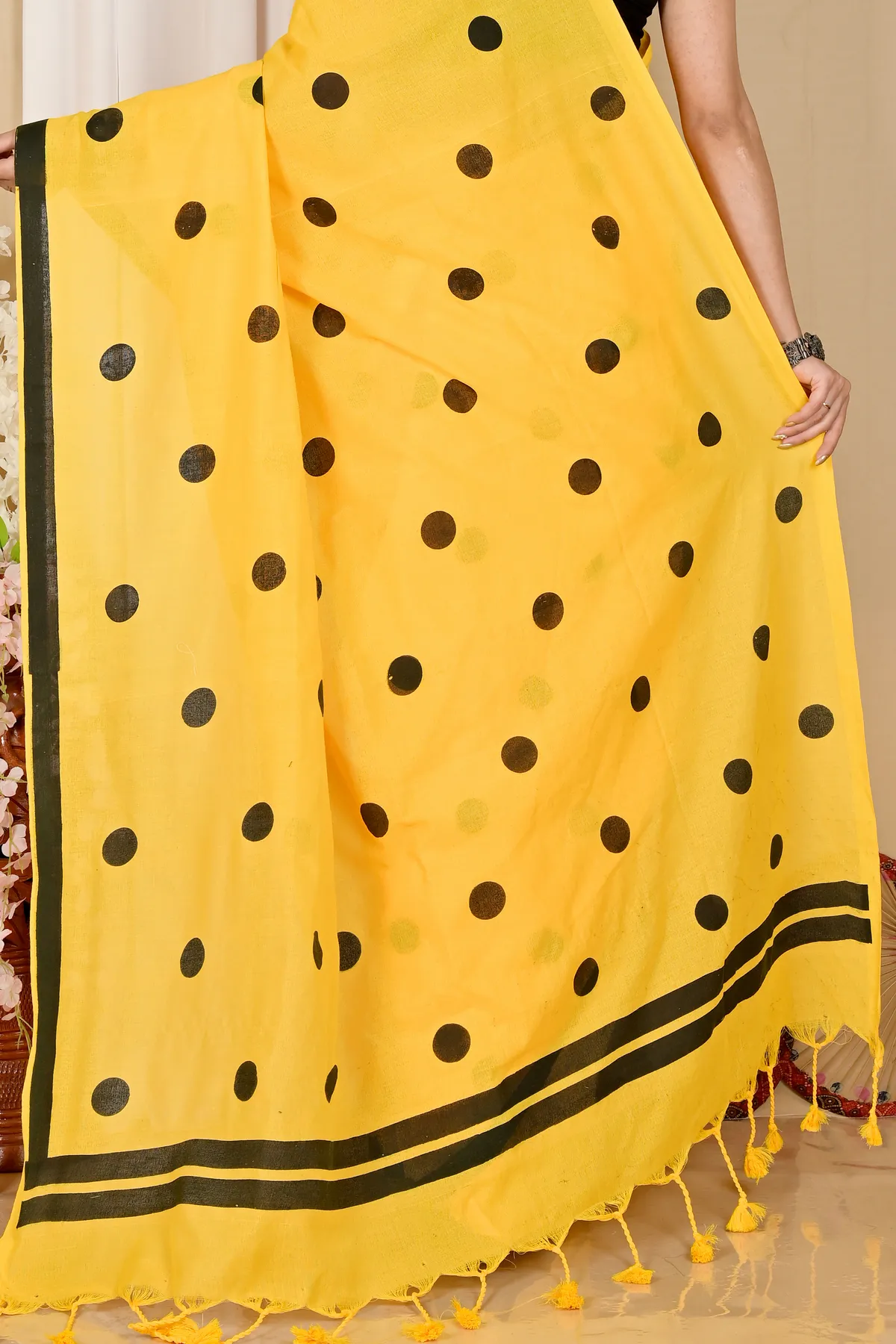 DipDiya Pure Cotton Yellow Tip Effortless Tradition Handloom Sarees